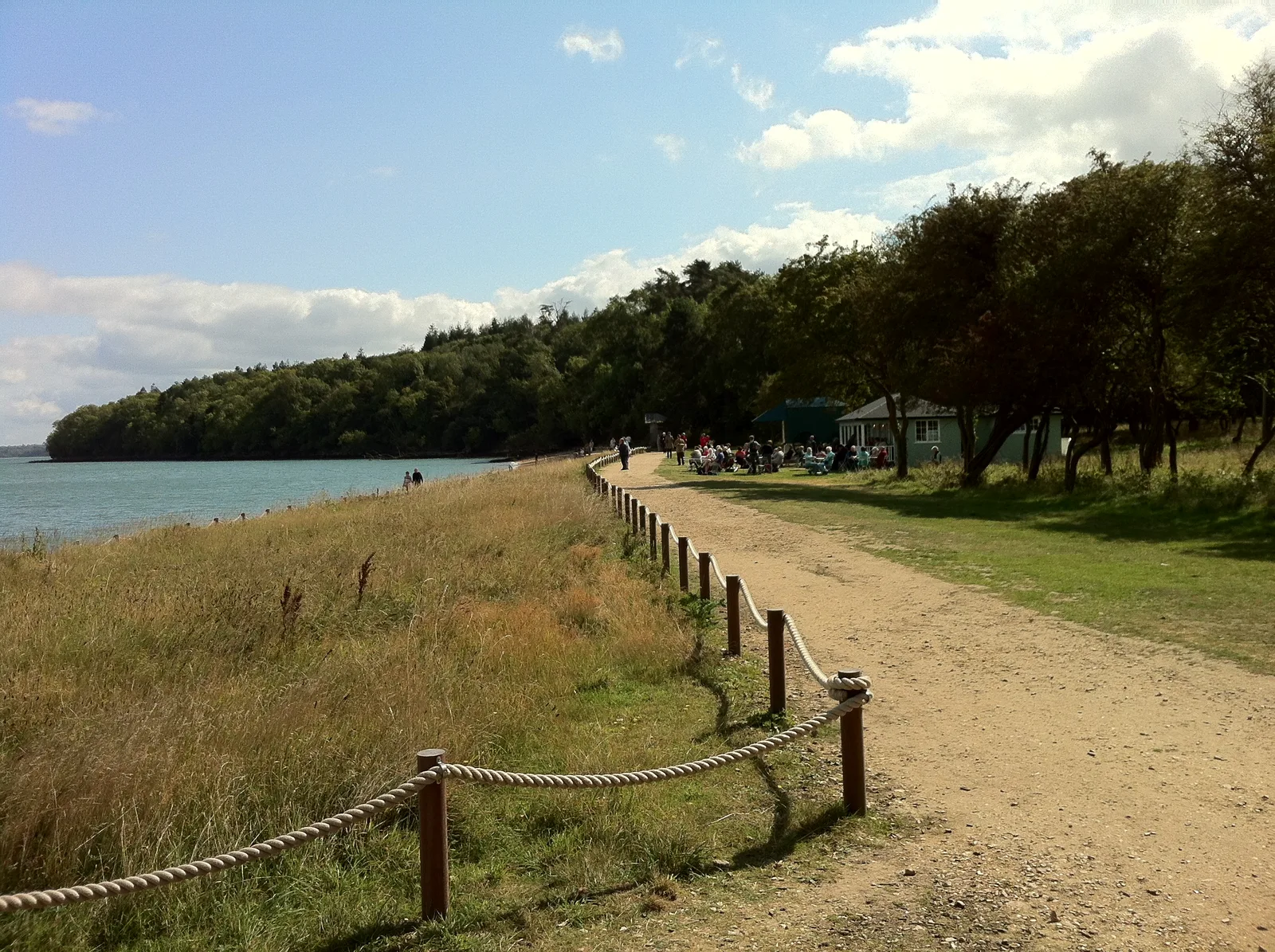 ทางเดินริมชายหาดของ Osborne House ทุ่งหญ้า แนวเชือก ทะเล และแนวป่าริมฝั่ง ภาพถ่ายเดือนกันยายน 2012