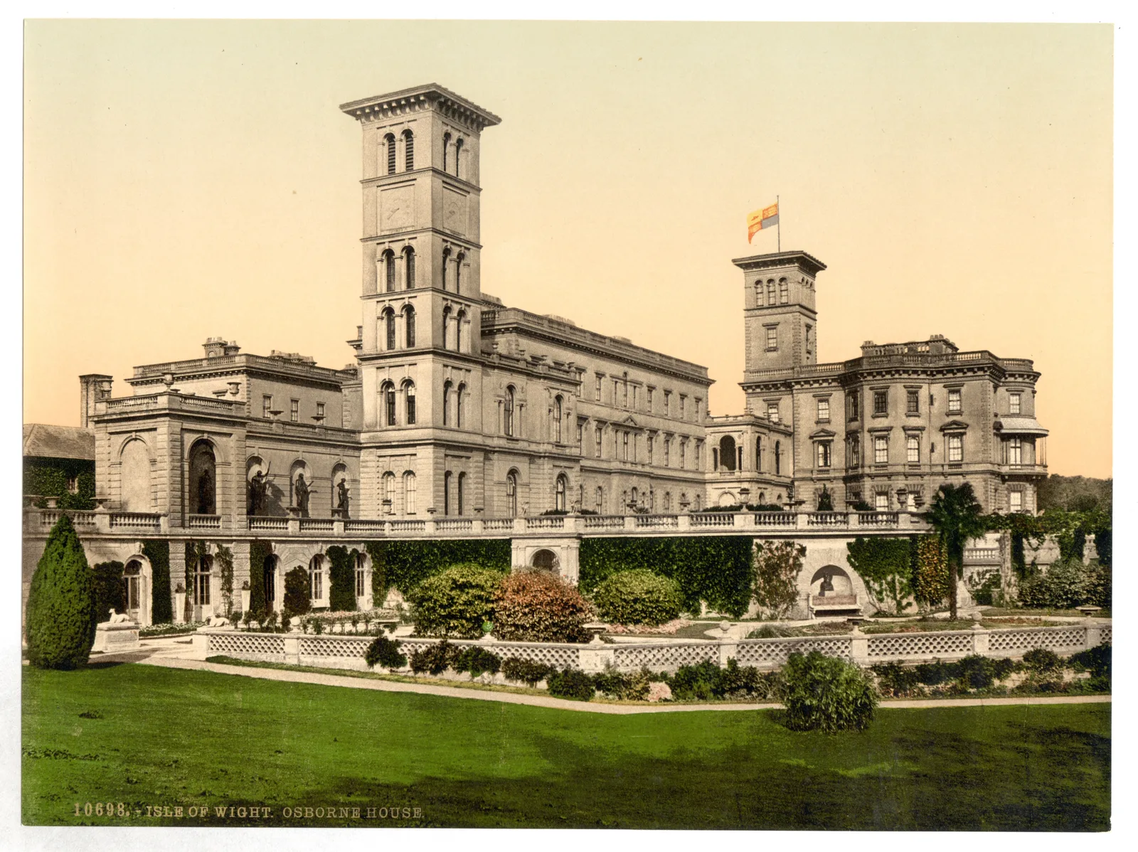 Osborne House บน Isle of Wight ในภาพพิมพ์สี Photochrom ช่วงปี 1890–1900 เห็นหอคอยสองหอและสวนด้านหน้า