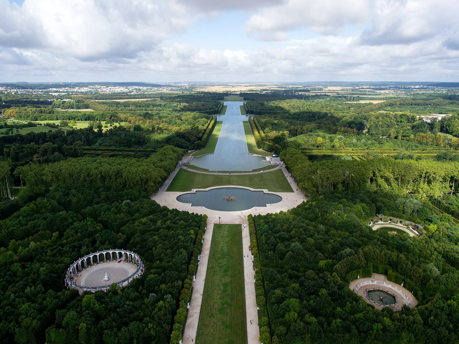 ภาพมุมสูงสระ Apollo และ Grand Canal ในสวนพระราชวังแวร์ซาย