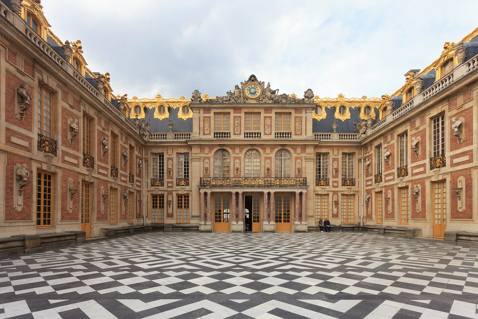 ลานหินอ่อน Cour de Marbre ของพระราชวังแวร์ซาย