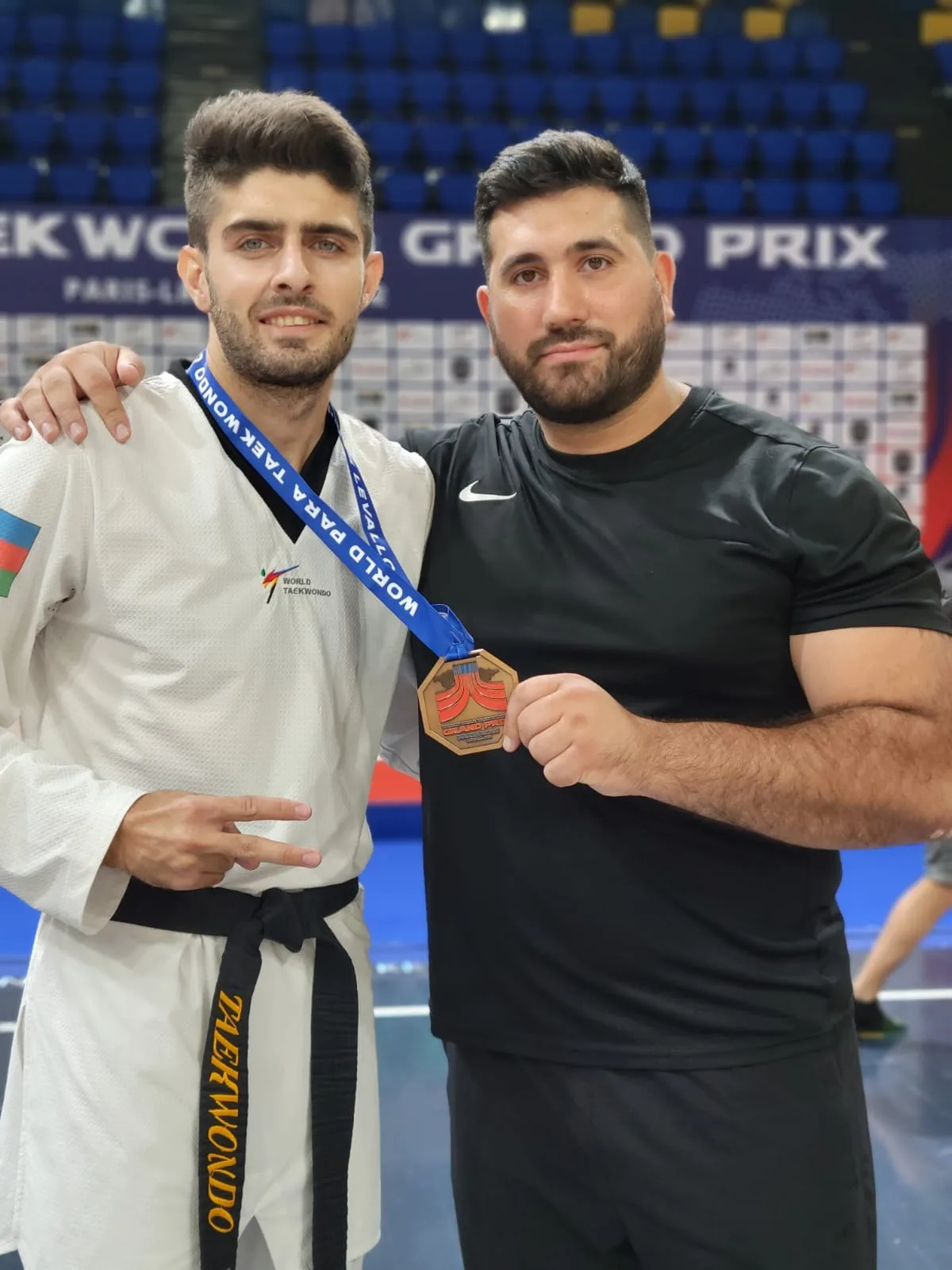 Imamaddin Khalilov นักพาราเทควันโดอาเซอร์ไบจาน สวมชุดโดบกสีขาวมีโลโก้ World Taekwondo คาดสายดำ คล้องเหรียญ World Para Taekwondo Grand Prix ที่ Paris-Levallois ปี 2022