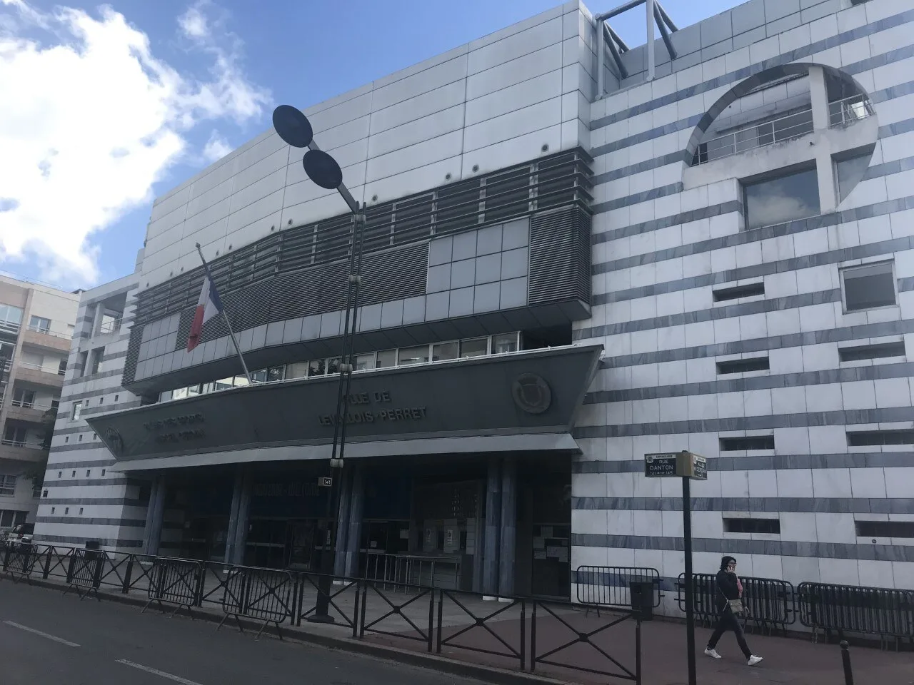 ด้านหน้าอาคาร Palais des sports Marcel-Cerdan เลขที่ 141 rue Danton เมือง Levallois-Perret สนามแข่งเทควันโด กรังด์ปรีซ์ ปารีส 2026 ภาพถ่ายปี 2020