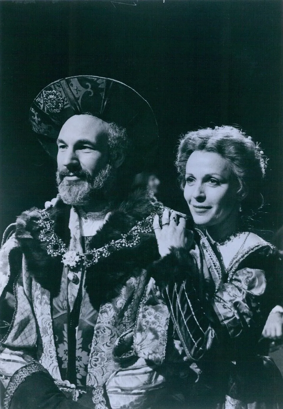ภาพประชาสัมพันธ์ของ PBS ปี 1980 แพทริก สจ๊วต ในบทกษัตริย์ Claudius จาก Hamlet หนึ่งในบท Shakespeare ที่ RSC ยกให้เป็นบทเด่นของเขา