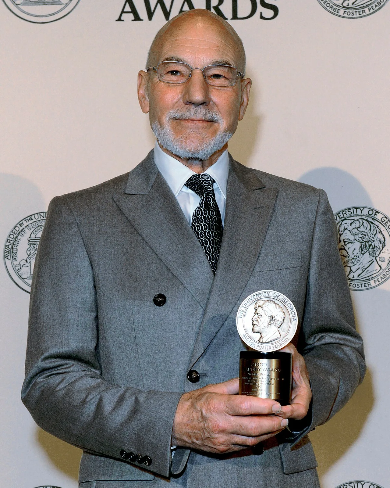 แพทริก สจ๊วต ถือเหรียญรางวัล Peabody ในงาน Peabody Awards Luncheon ครั้งที่ 71 เมื่อเดือนพฤษภาคม 2012