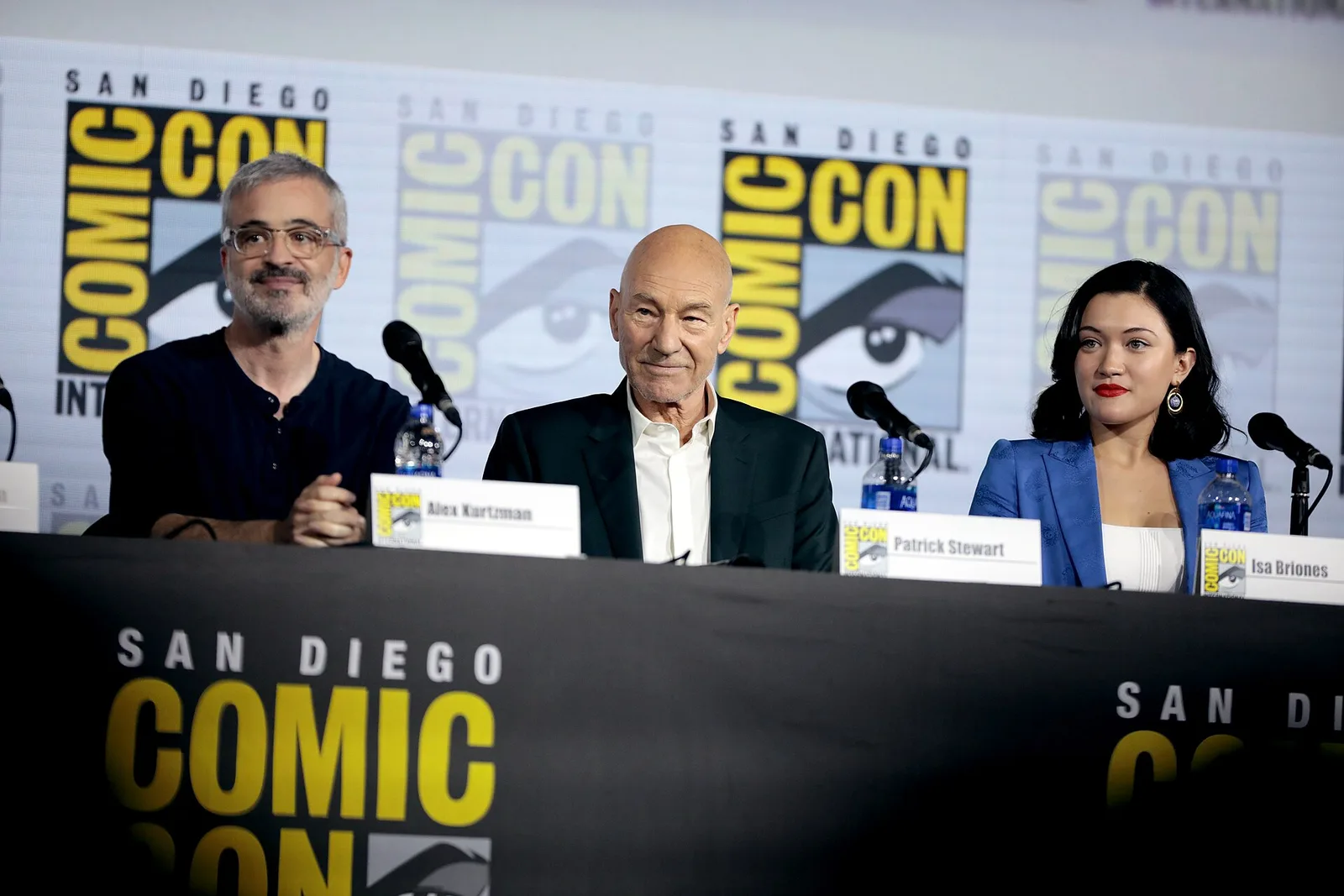 Alex Kurtzman, แพทริก สจ๊วต และ Isa Briones บนเวที Star Trek: Picard ที่ San Diego Comic-Con 2019