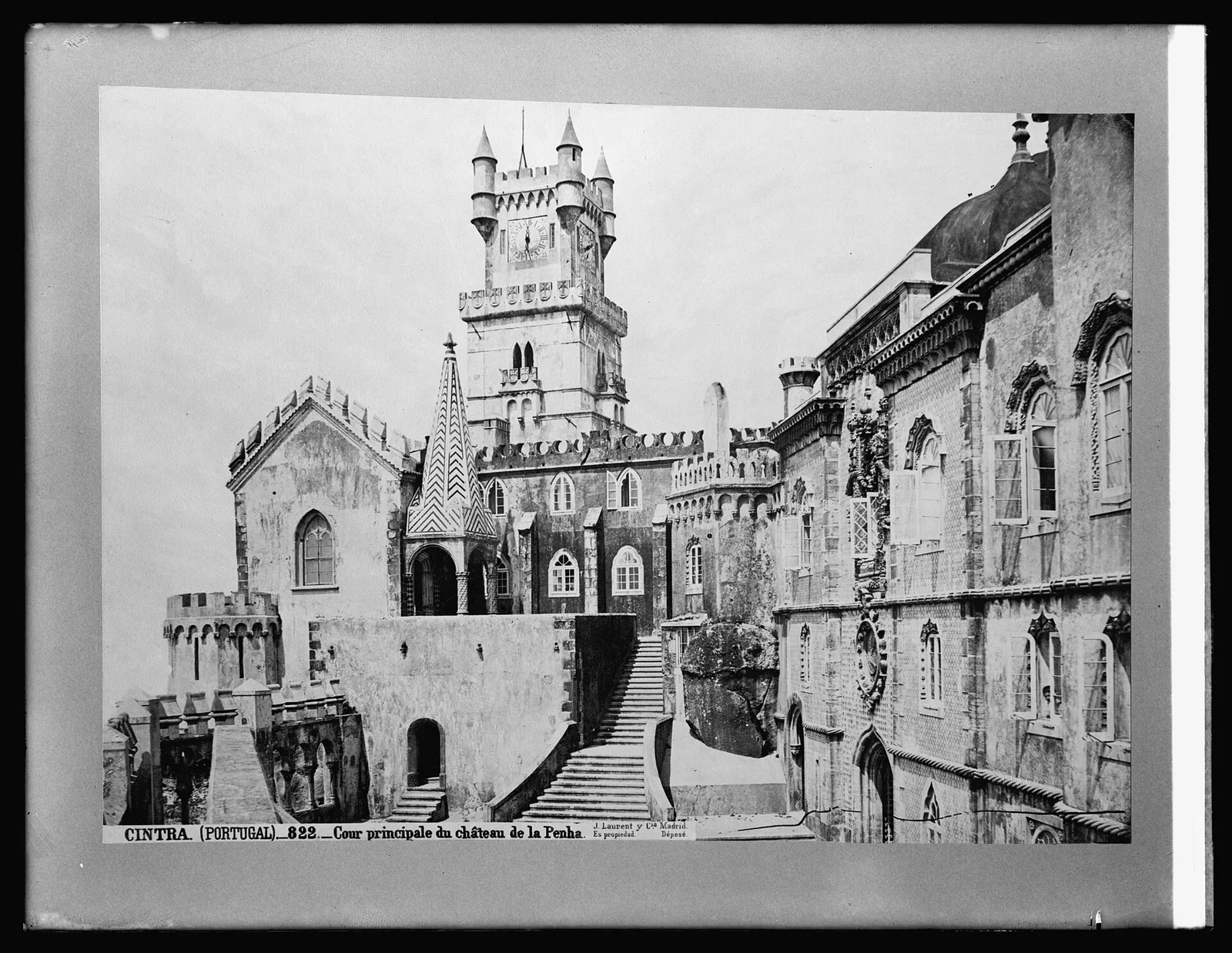 ลานหลักของพระราชวังเปนา ภาพจากฟิล์มกระจกของ National Photo Company ช่วงปี 1910–1920