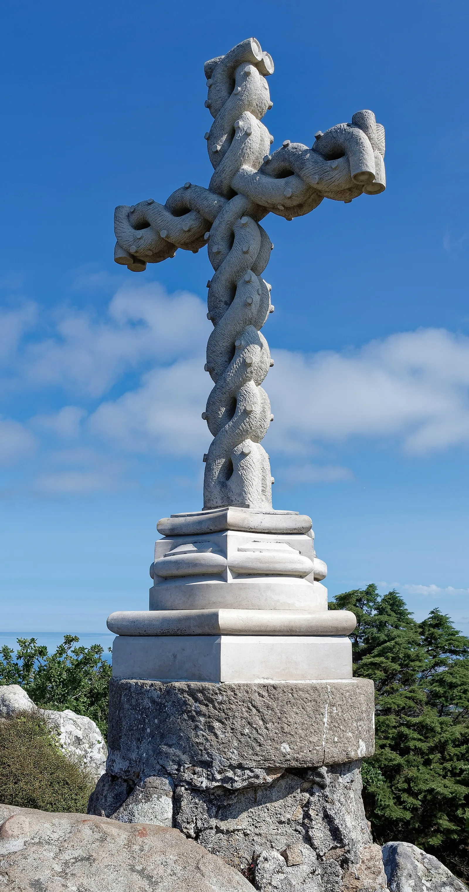 High Cross (Cruz Alta) จุดชมวิวในสวน Park of Pena ภาพถ่ายเดือนมิถุนายน 2025