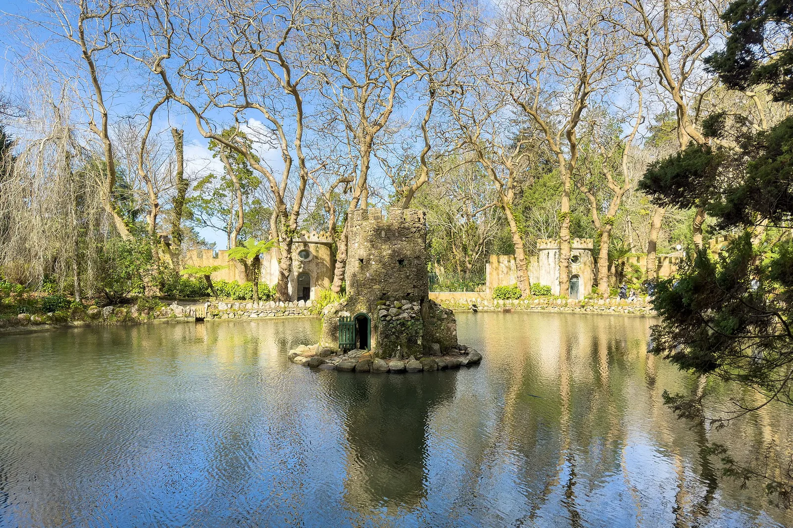 บ้านเป็ดกลางทะเลสาบในสวน Park of Pena ภาพถ่ายเดือนกุมภาพันธ์ 2026