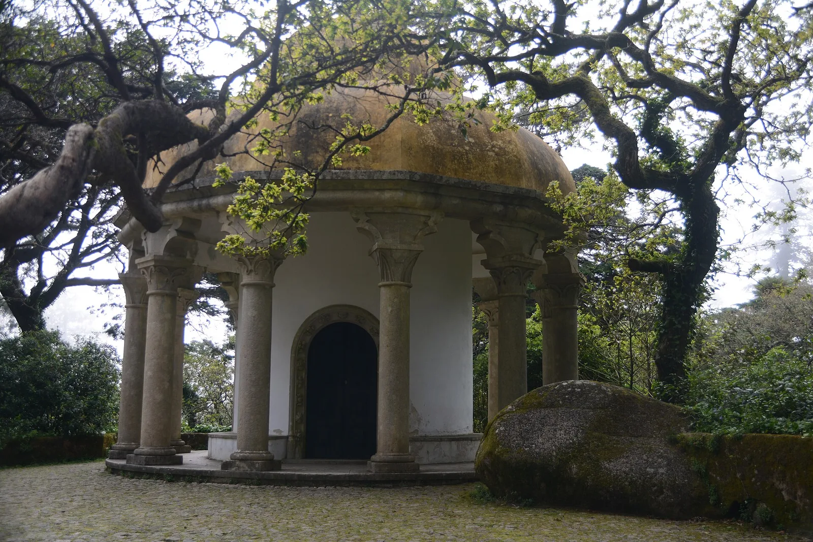 วิหารเสา (Temple of Columns) ในสวน Park of Pena ภาพถ่ายเดือนเมษายน 2025
