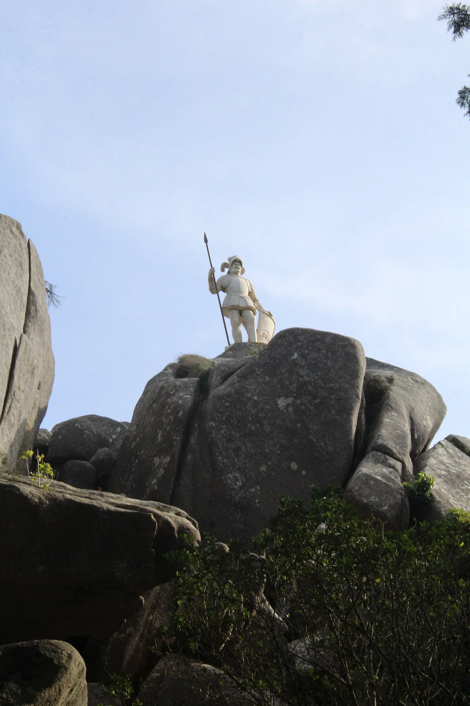รูปปั้นนักรบ (Warrior Statue) บนโขดหินในสวน Park of Pena ภาพถ่ายเดือนมีนาคม 2019