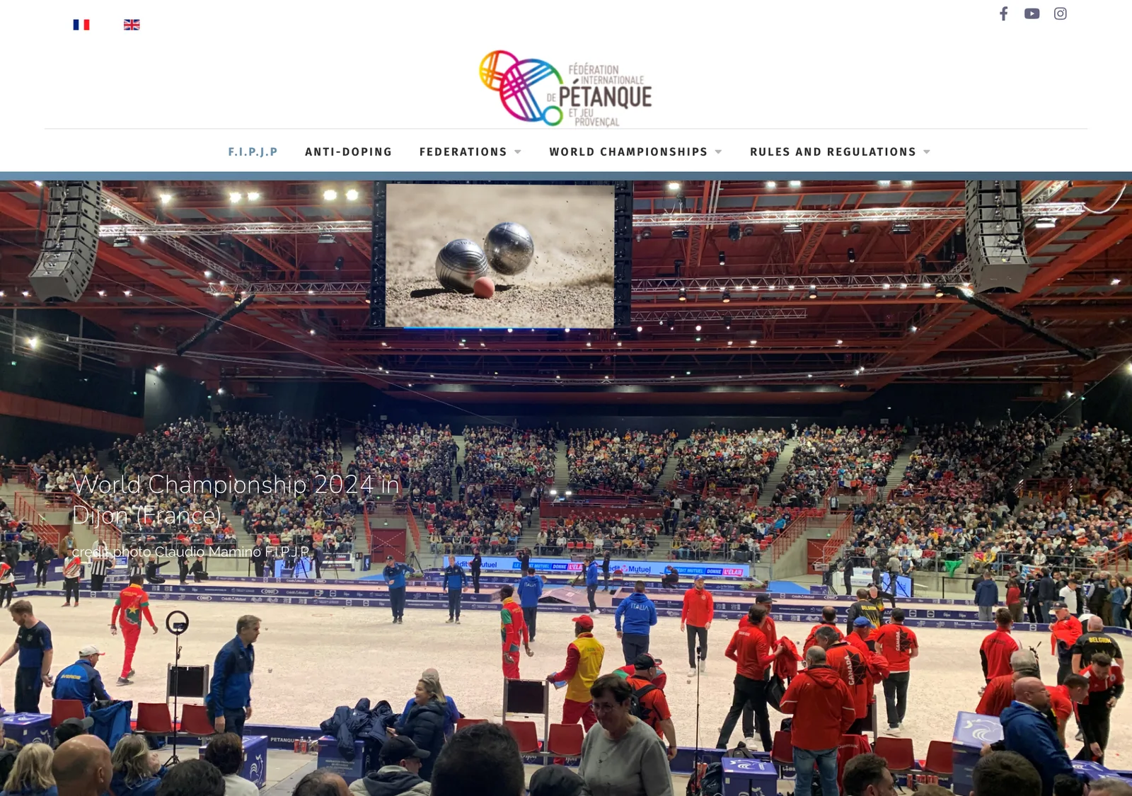 ภาพหน้าจอเว็บไซต์ FIPJP แสดงภาพสนามในร่มของชิงแชมป์โลกเปตองปี 2024 ที่ดิฌง ฝรั่งเศส มีผู้ชมเต็มอัฒจันทร์