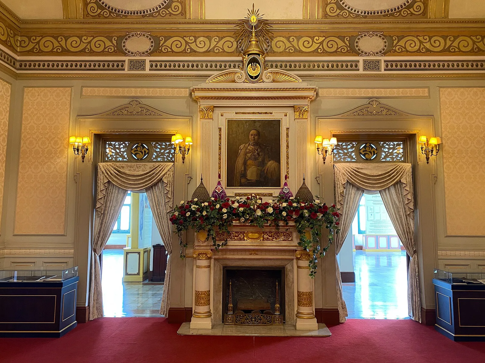 ห้องโถงที่มีเตาผิง ภายใน พระราชวังพญาไท ภาพถ่ายเมื่อ พ.ศ. 2563