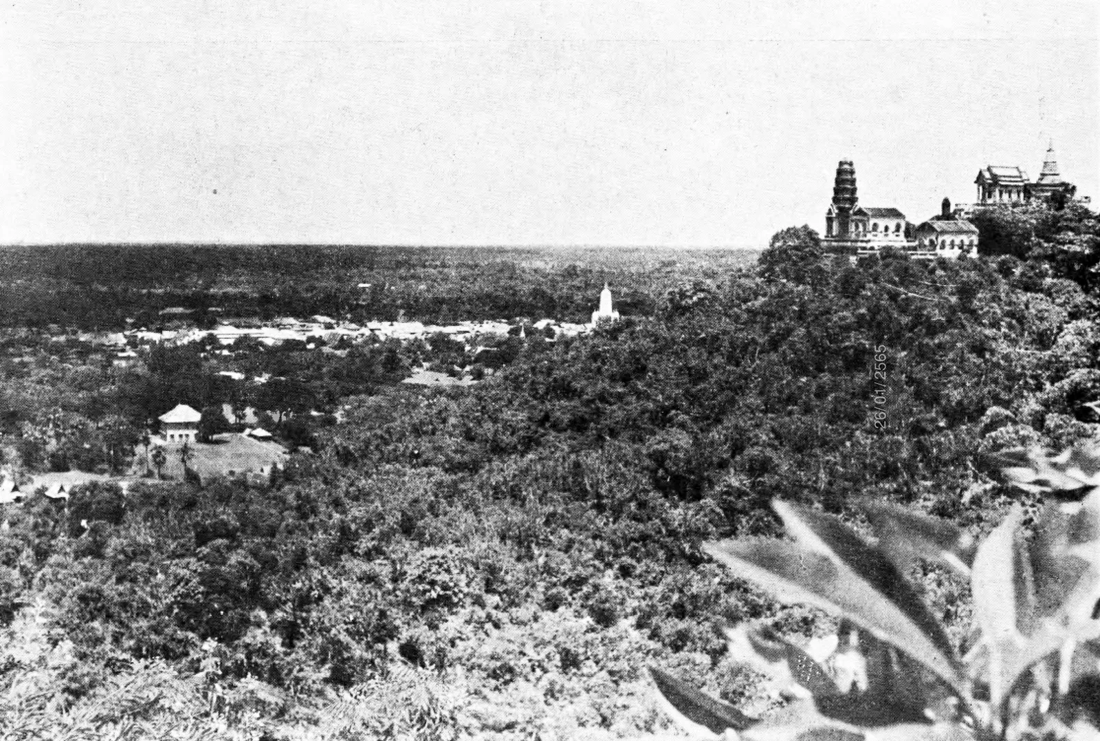 ภาพถ่ายเก่าจากหนังสือภาพเมืองไทย พ.ศ. 2486 (ค.ศ. 1943) คำบรรยายเดิมว่า เขาวัง เพชรบุรี มองเห็นอาคารบนยอดเขาด้านขวา