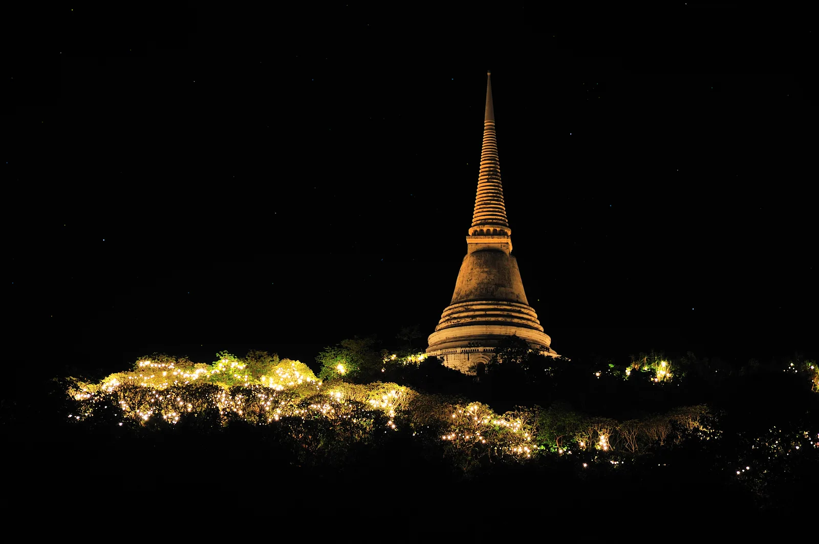 พระธาตุจอมเพชร ยามค่ำคืน ภาพถ่าย พ.ศ. 2552