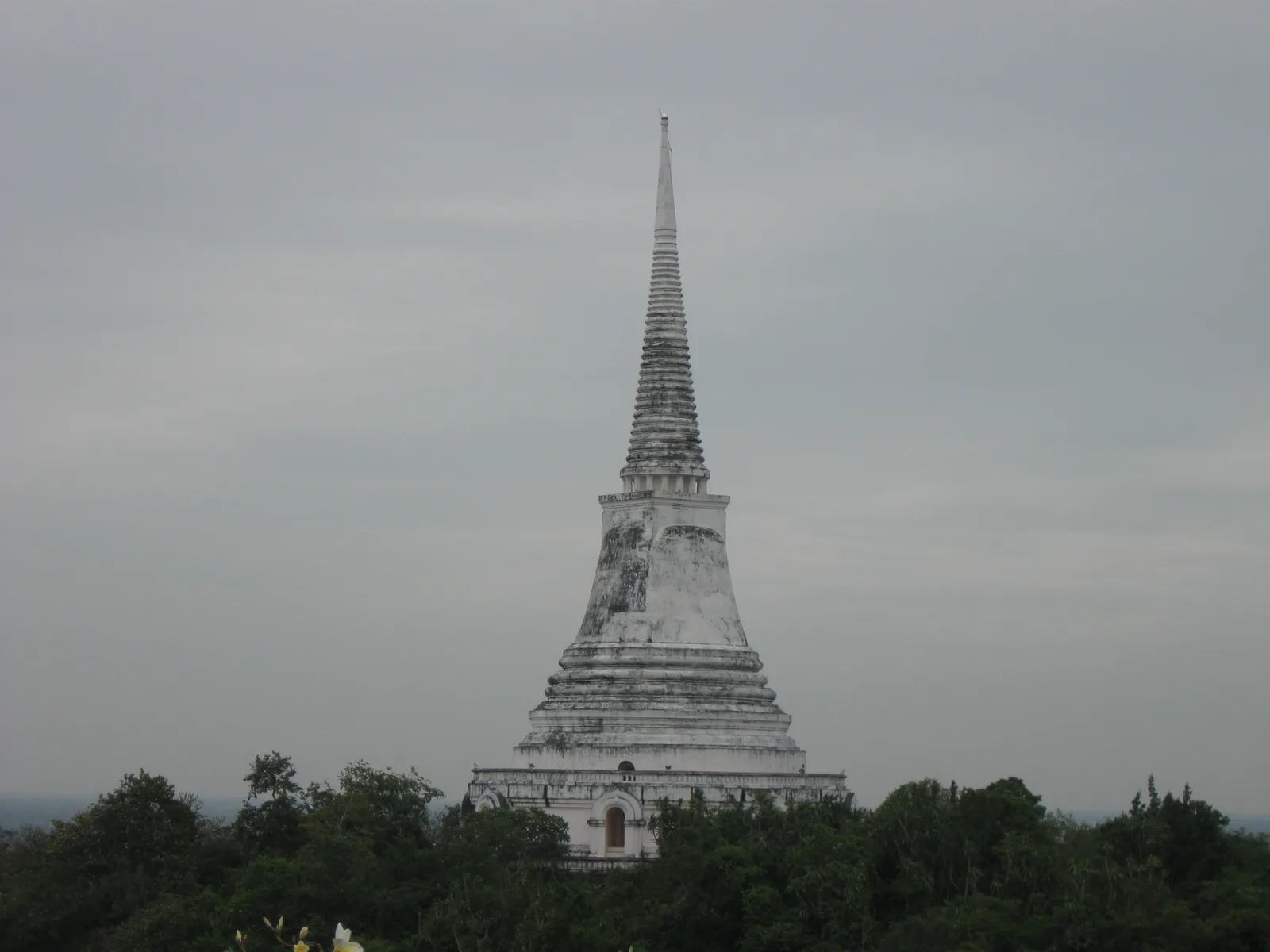 พระธาตุจอมเพชร บนยอดเขากลางของพระนครคีรี ภาพถ่าย พ.ศ. 2557