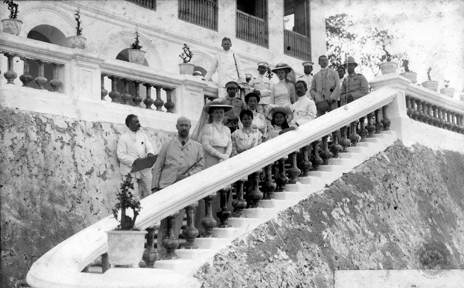 ภาพถ่ายเก่า ร.ศ. 128 (ค.ศ. 1910) คณะของดยุคโยฮัน อัลเบรกต์ กับ สมเด็จพระเจ้าบรมวงศ์เธอ กรมพระยาดำรงราชานุภาพ ที่บันไดหน้า พระที่นั่งเพชรภูมิไพโรจน์