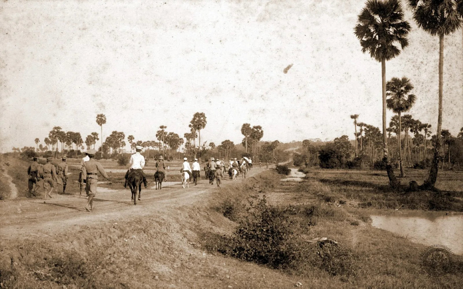 ภาพถ่ายเก่า 3 กุมภาพันธ์ ร.ศ. 128 กระบวนม้าของคณะดยุคโยฮัน อัลเบรกต์ ขณะเดินทางจากพระนครคีรีไปยังถ้ำเขาหลวง