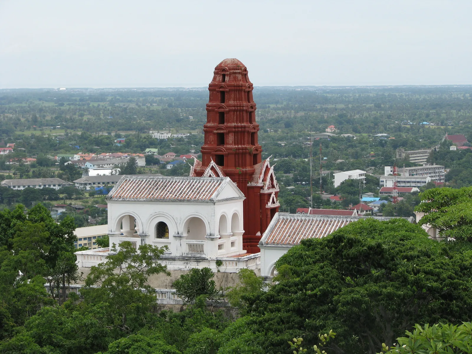 พระปรางค์แดงและวัดพระแก้วน้อย มองจากยอดเขา ภาพถ่าย พ.ศ. 2551