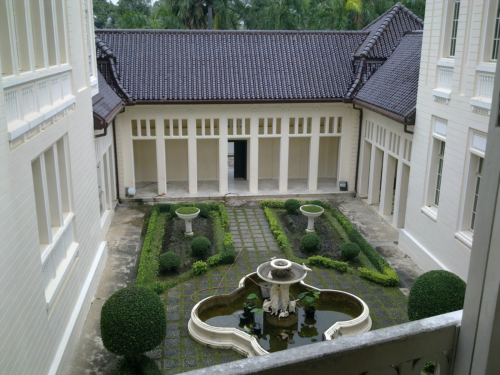 ลานสวนมองจากชั้นบนของพระรามราชนิเวศน์ ภาพถ่าย พ.ศ. 2554