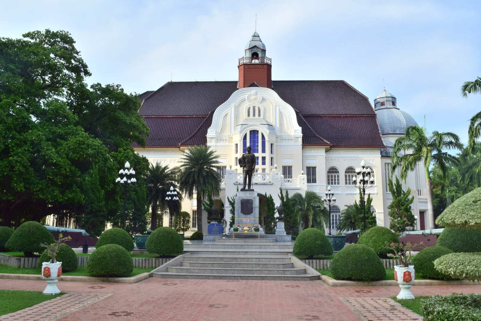พระรามราชนิเวศน์ ด้านหน้าและหอคอย ภาพถ่าย พ.ศ. 2557