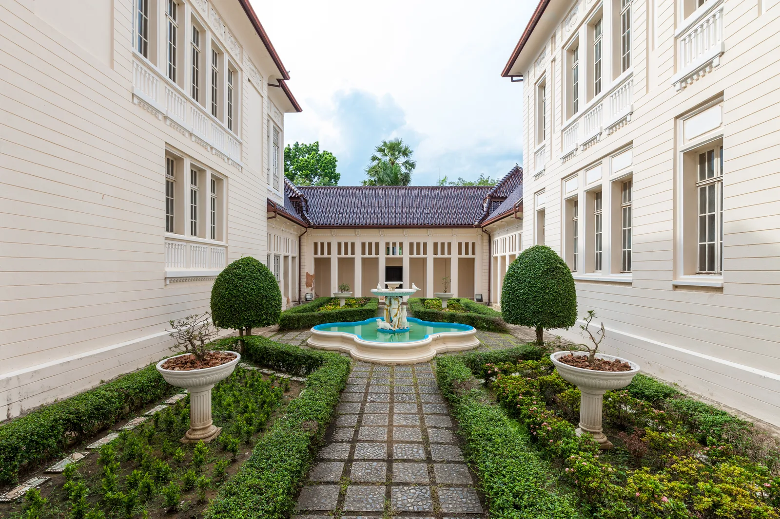 ลานสวนภายในพระรามราชนิเวศน์ มีน้ำพุตรงกลาง ภาพถ่าย พ.ศ. 2562