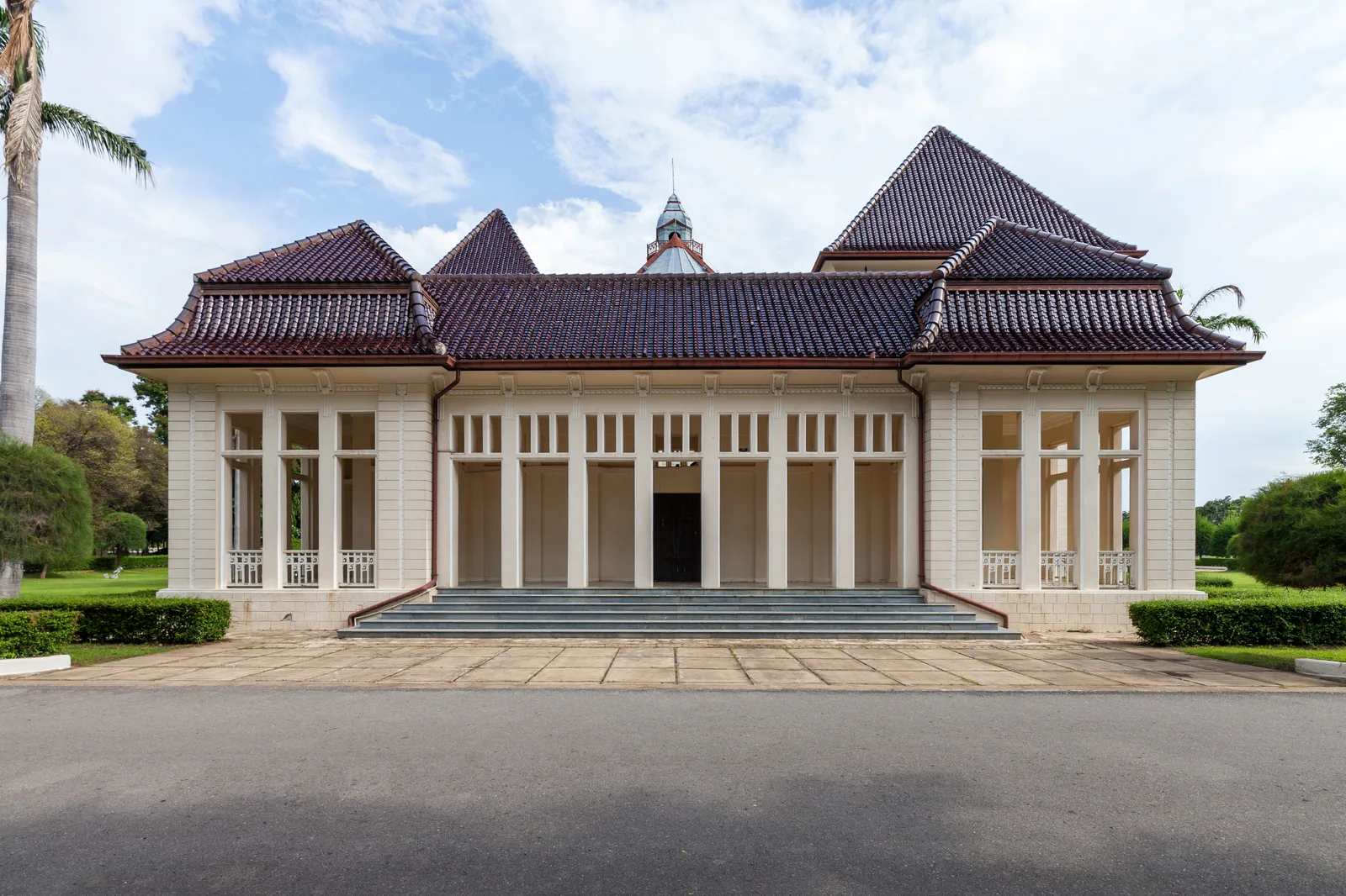 อาคารชั้นเดียวหลังคาสูงในพระรามราชนิเวศน์ ภาพถ่าย พ.ศ. 2562