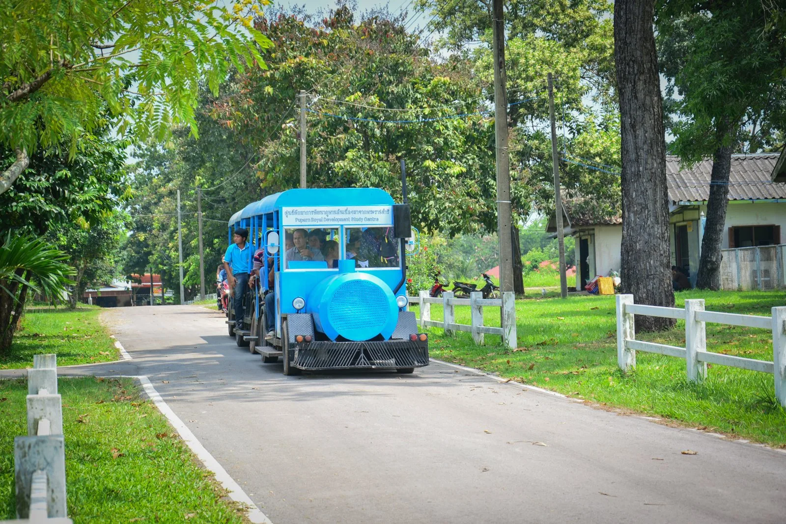 รถรางนำชมบนถนนภายในศูนย์ศึกษาการพัฒนาภูพาน