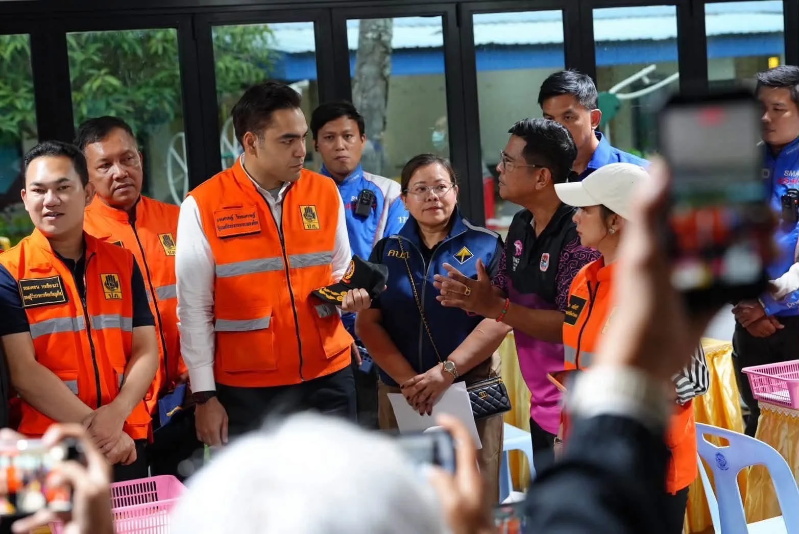 คณะรัฐมนตรีช่วยว่าการกระทรวงมหาดไทยรับฟังปัญหาจากประชาชนที่จุดรับลงทะเบียนในป่าตอง