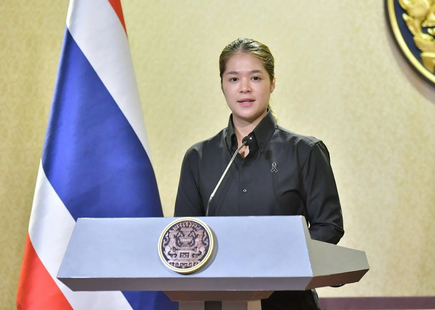 นางสาวพลอยทะเล ลักษมีแสงจันทร์ รองโฆษกประจำสำนักนายกรัฐมนตรี แถลงยอดแจ้งเคลมประกันภัยพิบัติในภูเก็ต