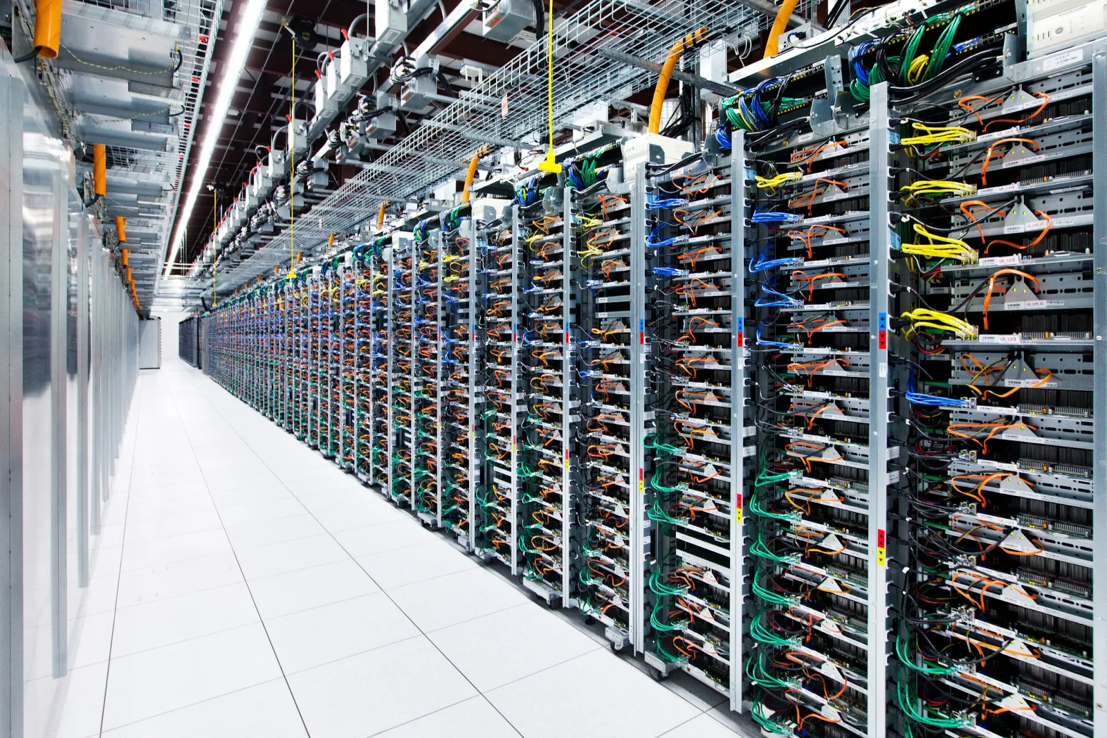 ตู้เซิร์ฟเวอร์เรียงเป็นแถวในศูนย์ข้อมูล Mayes County ของ Google