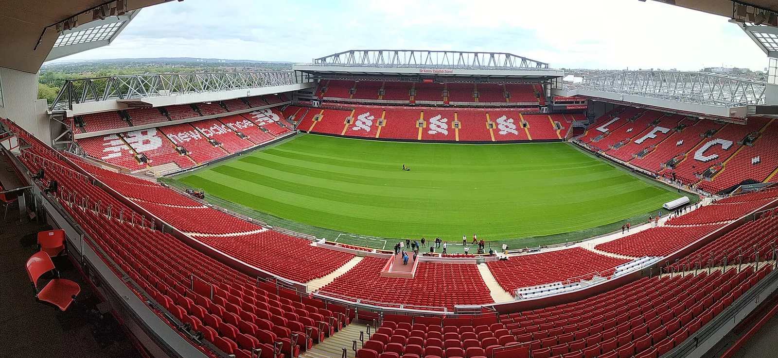 สนาม Anfield ของลิเวอร์พูลมองจากอัฒจันทร์ Main Stand ภาพถ่ายเมื่อกรกฎาคม 2019 ก่อนเกมพรีเมียร์ลีก นัดที่ 9 2026/27 ที่จะพบอาร์เซนอล