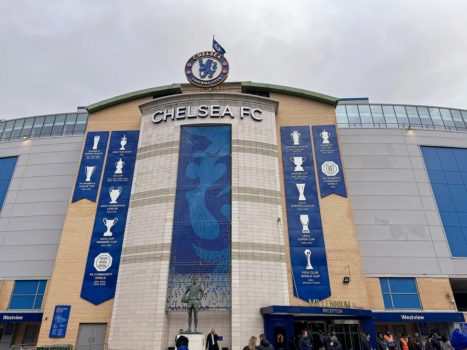 Stamford Bridge สนามเหย้าของเชลซี ด้านหน้าอาคารเมื่อ 4 กุมภาพันธ์ 2024 สนามเจ้าภาพคู่เปิดนัดที่ 9