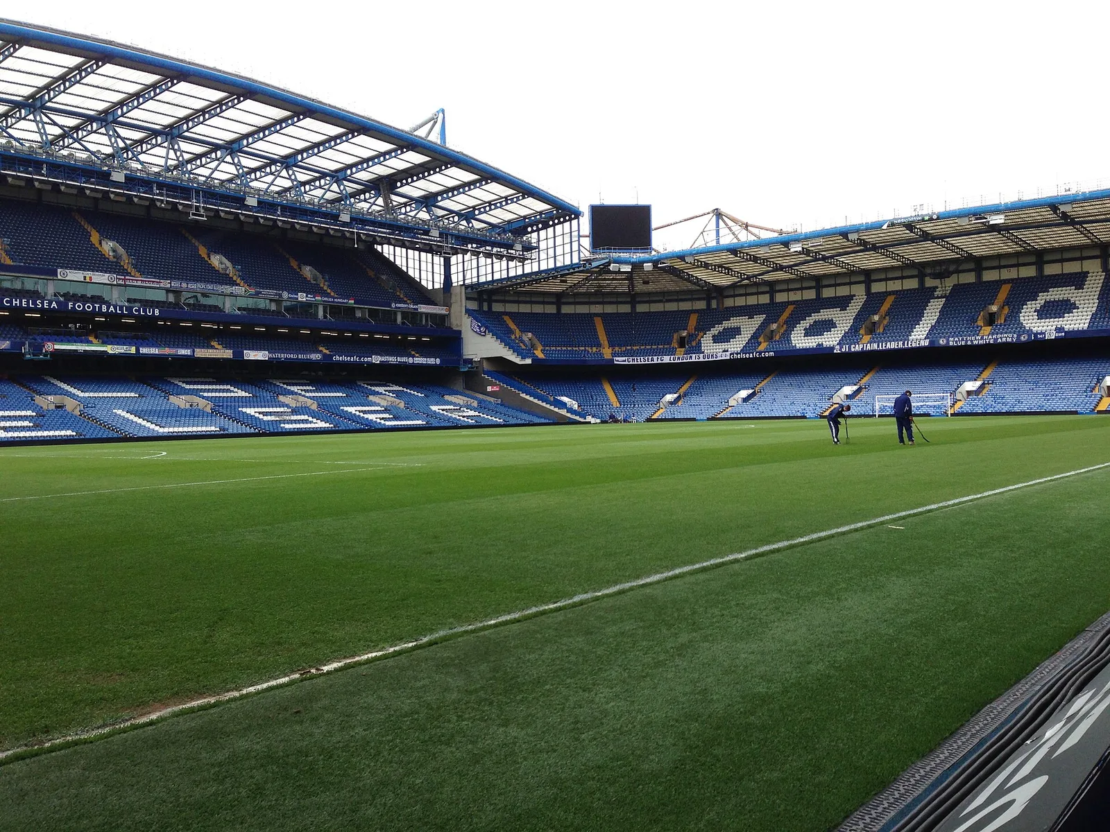 มุมมองจากข้างสนามหญ้าเข้าไปยังอัฒจันทร์ Stamford Bridge ของเชลซี