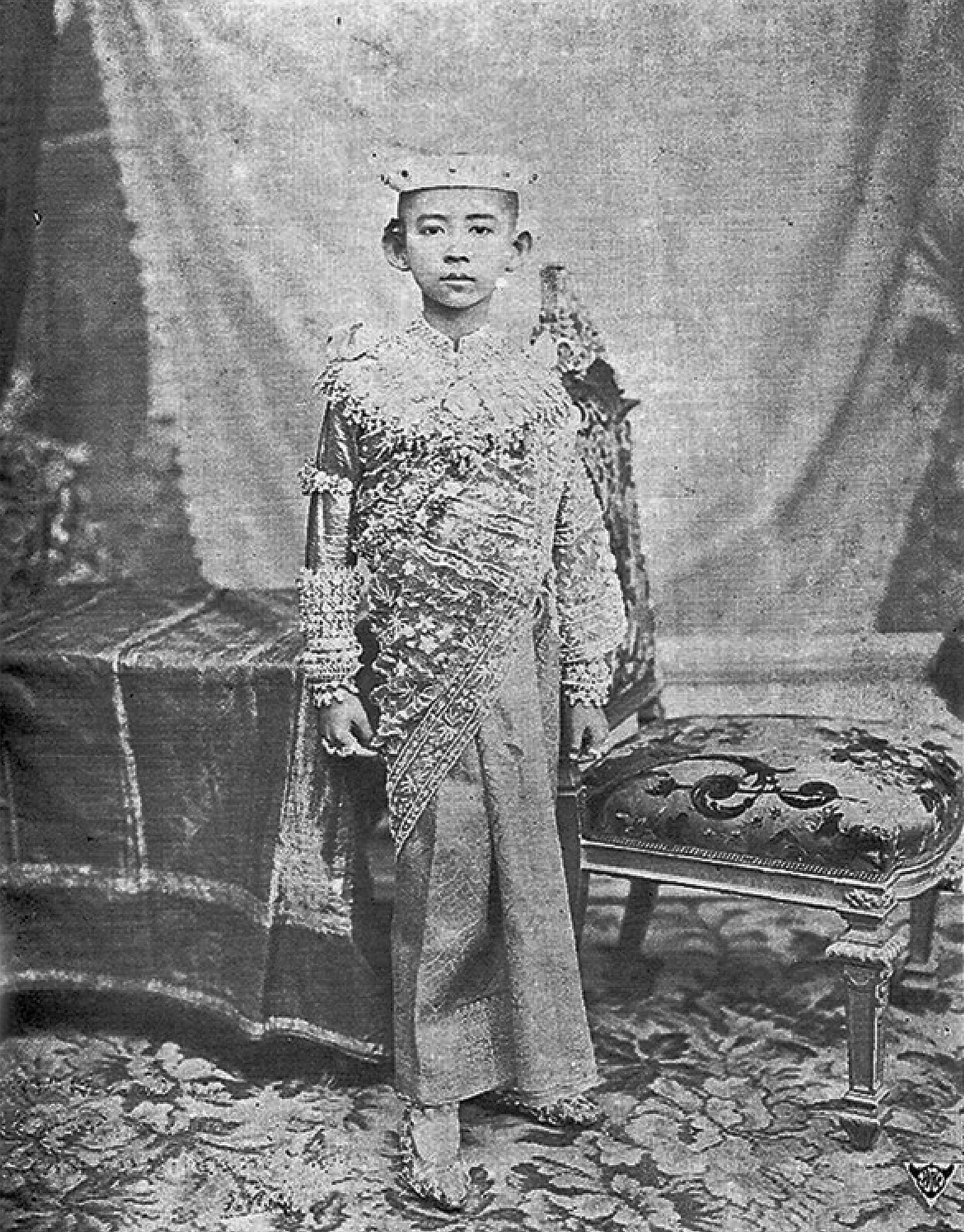 ภาพถ่ายเก่า พ.ศ. 2446 ชุดหลังพิธีโสกันต์ เมื่อพระชันษา 13 ปี