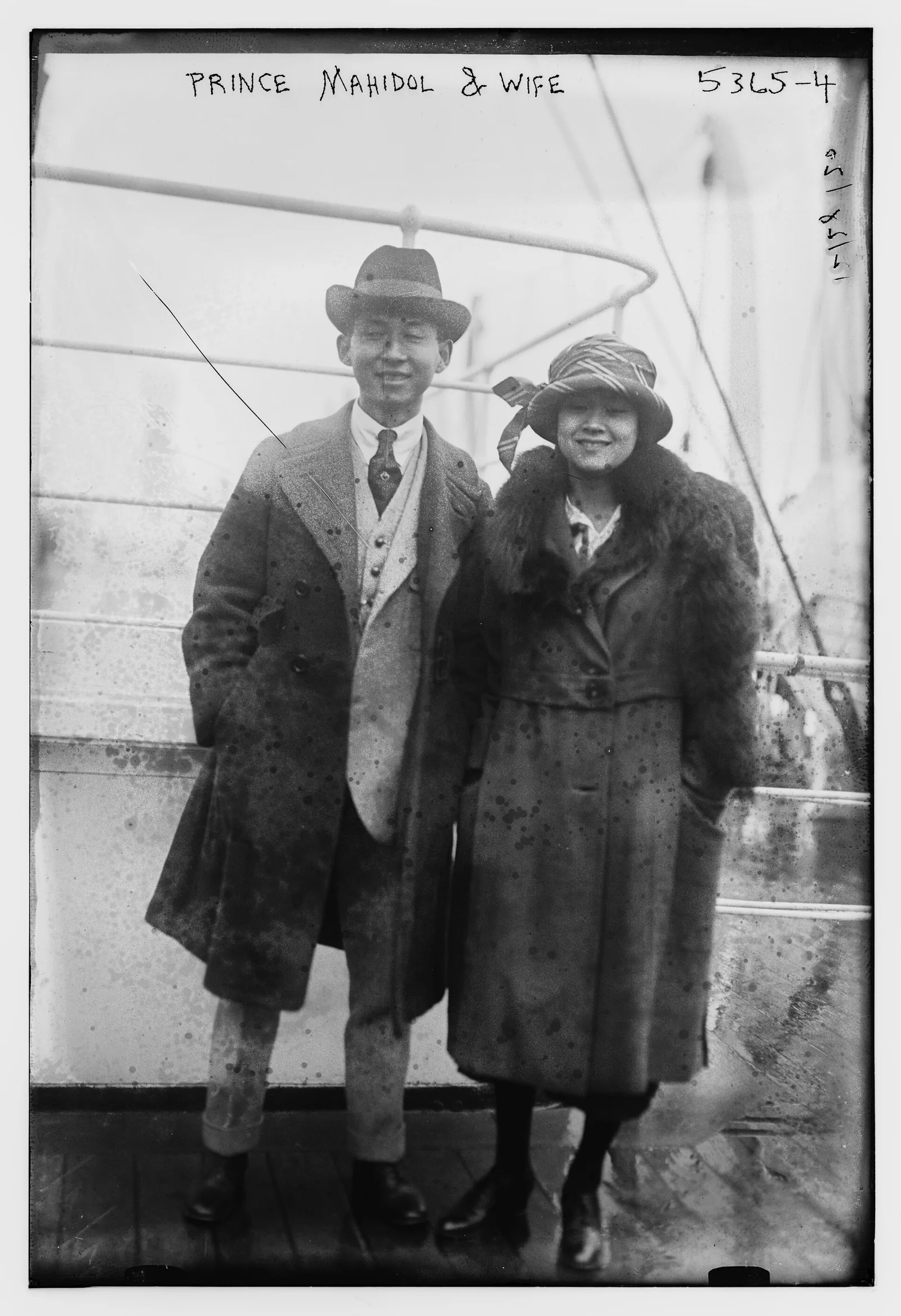 ภาพถ่ายเก่าของ Bain News Service ราว ค.ศ. 1921 ซึ่งหอสมุดรัฐสภาสหรัฐอเมริกาบันทึกชื่อภาพว่า Prince & Princess Mahidol