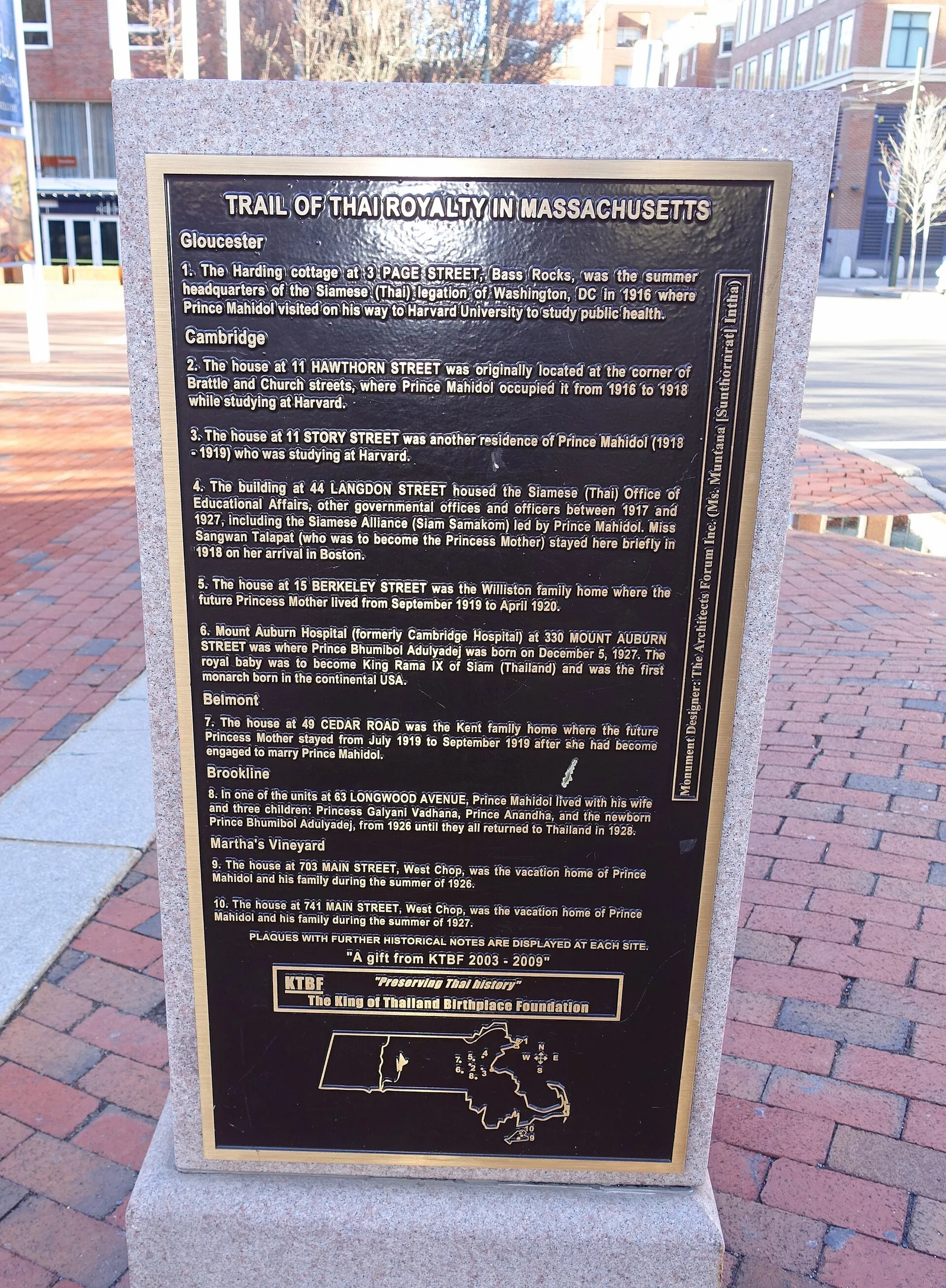ป้าย Trail of Thai Royalty in Massachusetts ที่เมืองเคมบริดจ์ รัฐแมสซาชูเซตส์ ภาพถ่ายเมื่อ ค.ศ. 2018