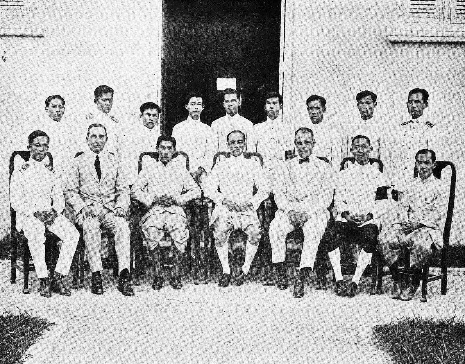 ภาพถ่ายเก่า พ.ศ. 2467 คำบรรยายในหนังสือต้นฉบับระบุว่าเป็นกรมหลวงสงขลานครินทร์กับคณะทำงานด้านสาธารณสุข