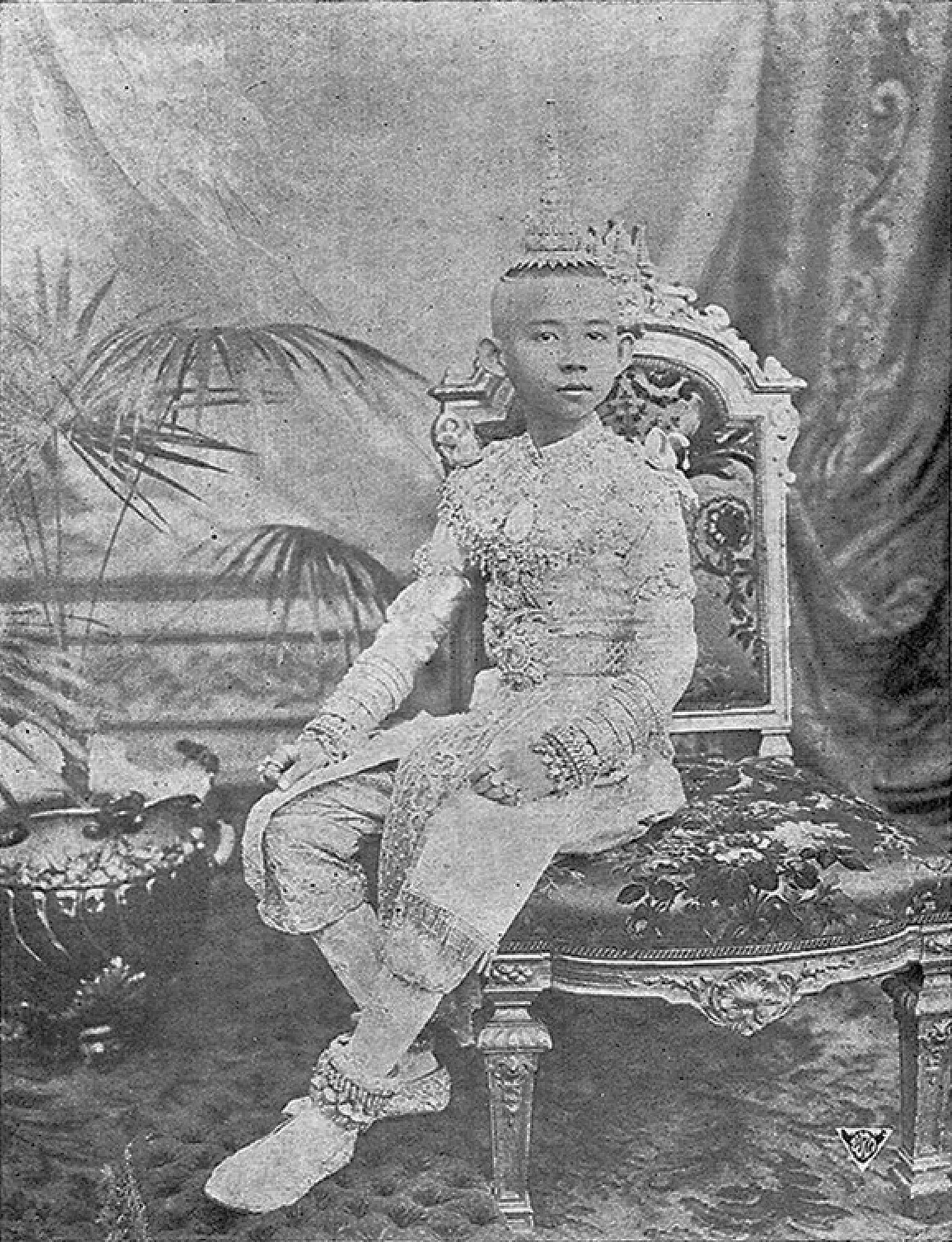 ภาพถ่ายเก่า พ.ศ. 2446 ชุดสำหรับวันฟังสวดในพิธีโสกันต์ เมื่อพระชันษา 13 ปี