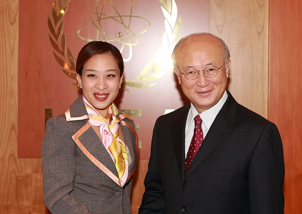 ภาพถ่ายวันที่ 19 ตุลาคม ค.ศ. 2012 ณ ทบวงการพลังงานปรมาณูระหว่างประเทศ (IAEA) กรุงเวียนนา พิธีมอบหนังสือแต่งตั้งผู้แทนประจำของประเทศไทย ต่อผู้อำนวยการใหญ่ Yukiya Amano