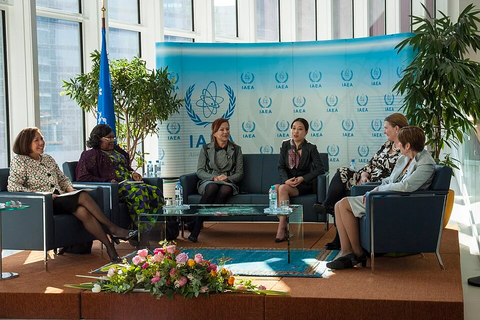 ภาพถ่ายวันที่ 5 มีนาคม ค.ศ. 2013 วงเสวนาเนื่องในวันสตรีสากลของ IAEA กรุงเวียนนา ร่วมกับเอกอัครราชทูตหญิงหลายประเทศ