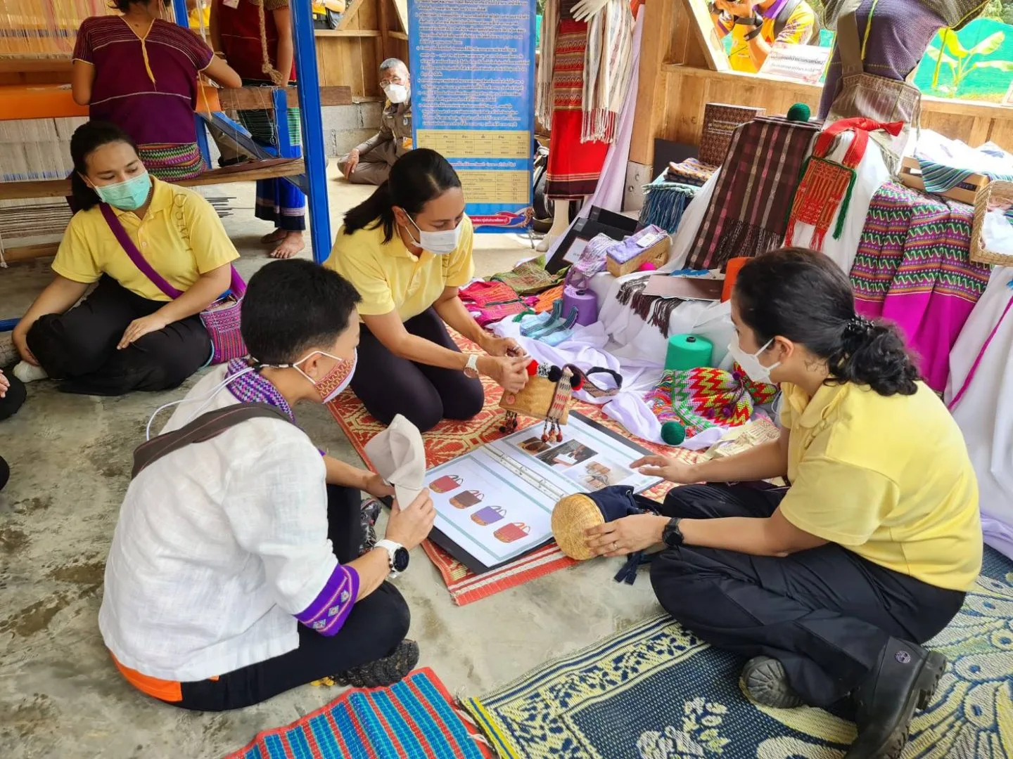 ภาพข่าวพระกรณียกิจ วันที่ 28 เมษายน 2565 การย้อมผ้าและพัฒนาผลิตภัณฑ์ของกลุ่มทอผ้า อำเภอสังขละบุรี