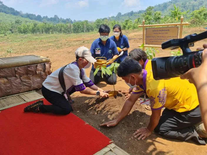 ภาพข่าวพระกรณียกิจ วันที่ 28 เมษายน 2565 การปลูกต้นไม้ ณ อำเภอสังขละบุรี จังหวัดกาญจนบุรี