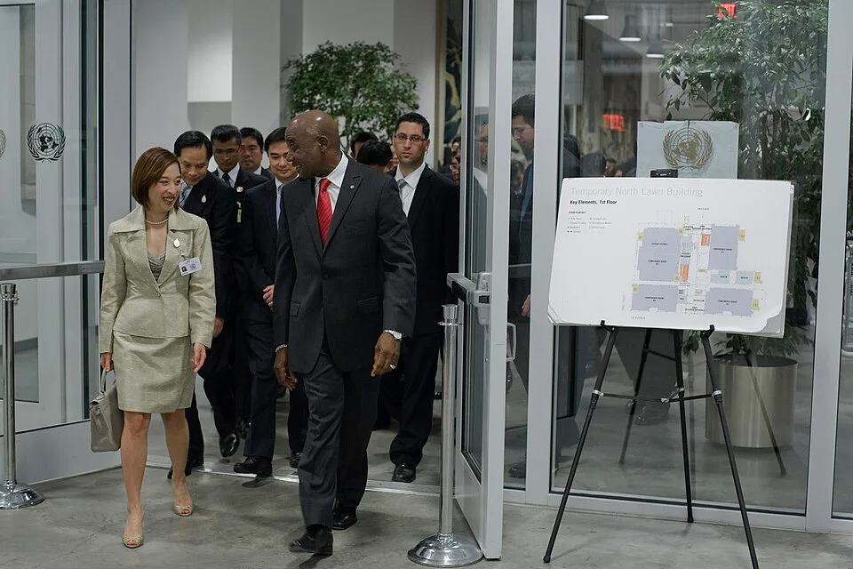 ภาพถ่ายวันที่ 6 ตุลาคม พ.ศ. 2553 พิธีเปิดนิทรรศการโครงการ ELFI ณ สำนักงานใหญ่สหประชาชาติ นครนิวยอร์ก