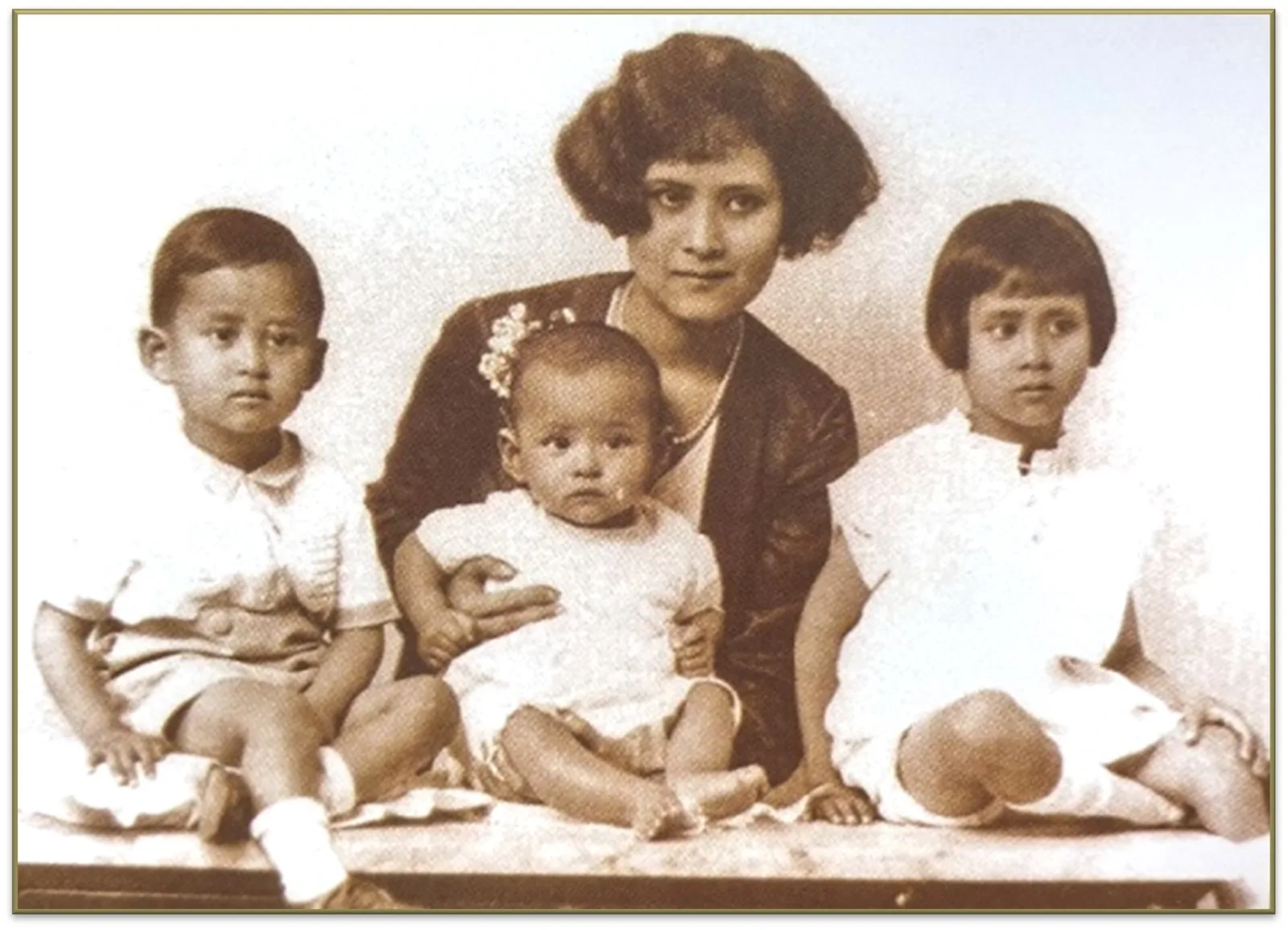 ภาพจากบทความ “พระโสทรเชษฐภคินี” ของหน่วยราชการในพระองค์ ภาพครอบครัวในวัยเยาว์