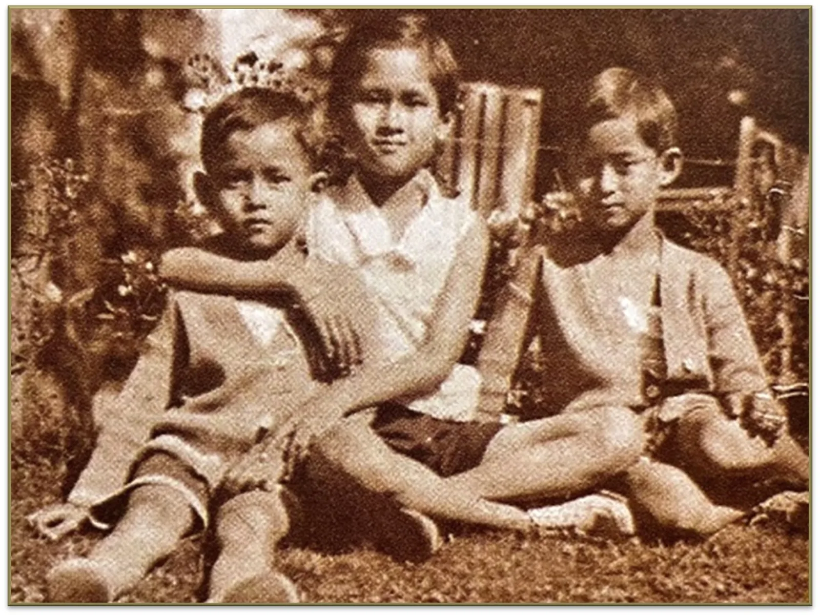 ภาพจากบทความ “พระโสทรเชษฐภคินี” ของหน่วยราชการในพระองค์: พระองค์เจ้ากัลยาณิวัฒนา พระองค์เจ้าอานันทมหิดล พระองค์เจ้าภูมิพลอดุลยเดช