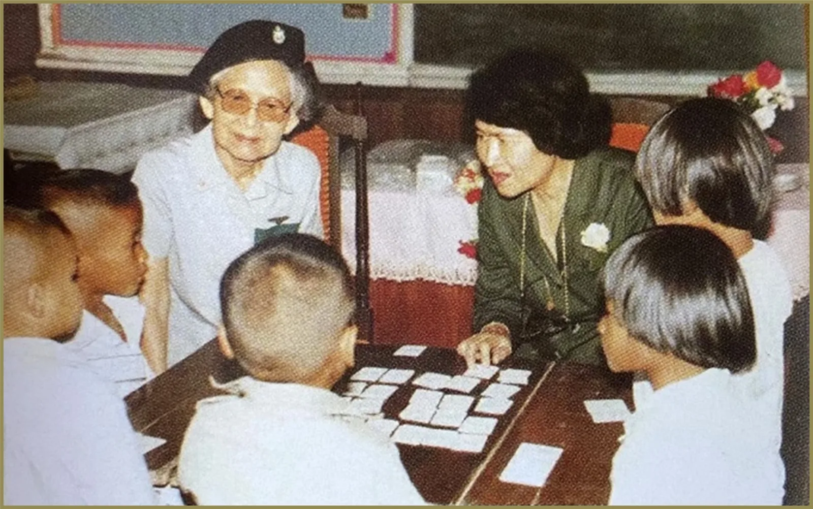ภาพจากบทความ “พระโสทรเชษฐภคินี” ของหน่วยราชการในพระองค์: สมเด็จพระศรีนครินทราบรมราชชนนี และ เจ้าฟ้ากัลยาณิวัฒนา ทรงเยี่ยมนักเรียนในโรงเรียนตามต่างจังหวัด