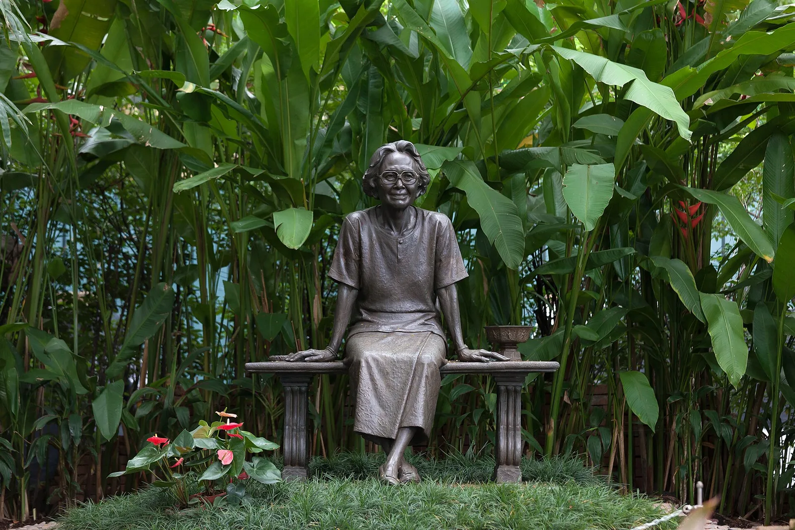 พระรูปที่อุทยานเฉลิมพระเกียรติ สมเด็จพระศรีนครินทราบรมราชชนนี เขตคลองสาน กรุงเทพฯ ภาพถ่ายเมื่อ พ.ศ. 2561