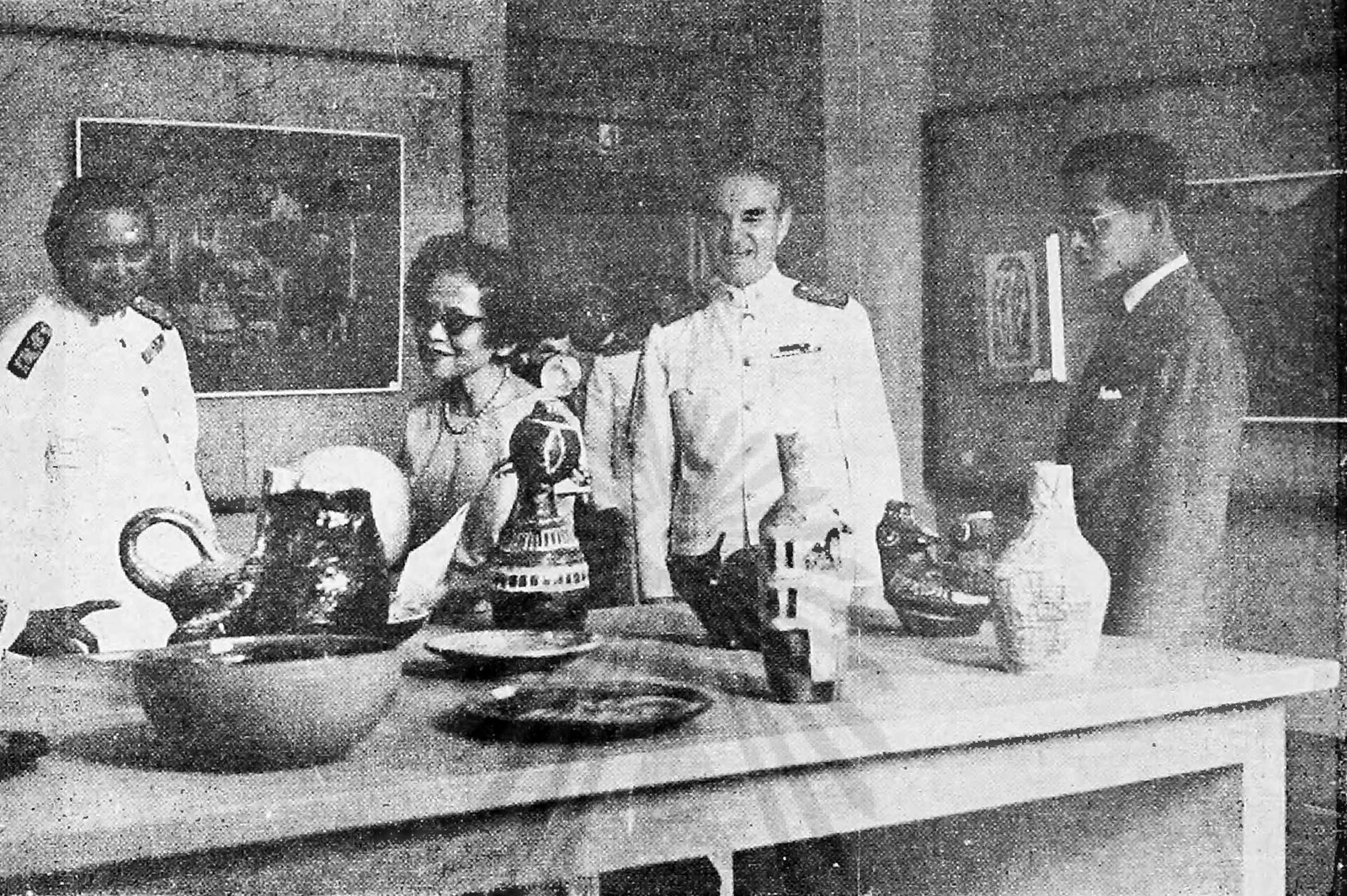 ภาพถ่ายเก่า พ.ศ. 2505 คำอธิบายในคลังภาพระบุว่าเป็นการชมผลงานของศิลป พีระศรี ในงานแสดงศิลปกรรมแห่งชาติ ครั้งที่ 13 ที่กรมศิลปากร