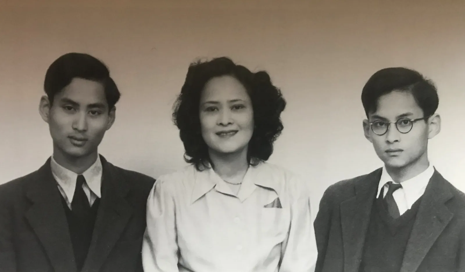 ภาพถ่ายเก่า เดือนตุลาคม ค.ศ. 1945 ที่สวิตเซอร์แลนด์ ตามคำอธิบายในคลังภาพ คือ รัชกาลที่ 8 สมเด็จย่า และ พระอนุชา
