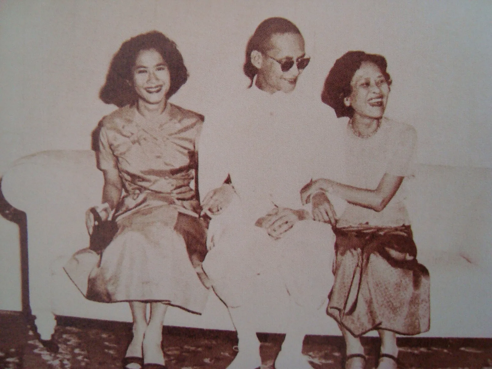 ภาพถ่ายเก่า พ.ศ. 2499 คำอธิบายในคลังภาพระบุว่าเป็น สมเด็จย่า กับ เจ้าฟ้ากัลยาณิวัฒนา และรัชกาลที่ 9 หลังลาผนวช
